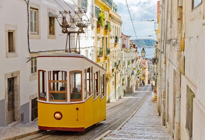 Bild: Blick-auf-die-Strassenbahn-in-Bairro-Alto-in-Lissabon