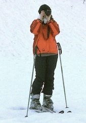 Bild: Detektivin-auf-Skiern-im-Einsatz